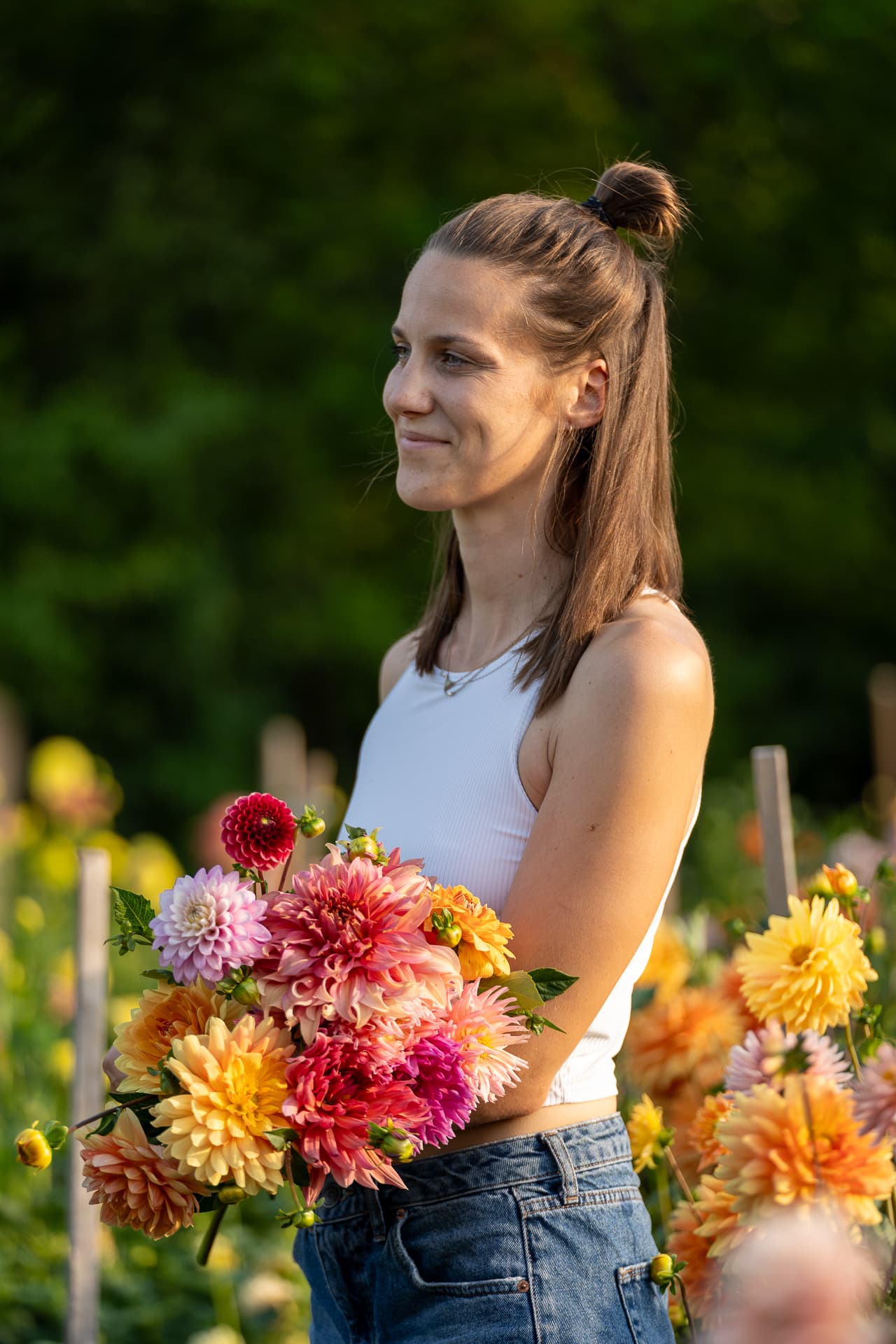 Theresa bei der Arbeit am Blumenfeld