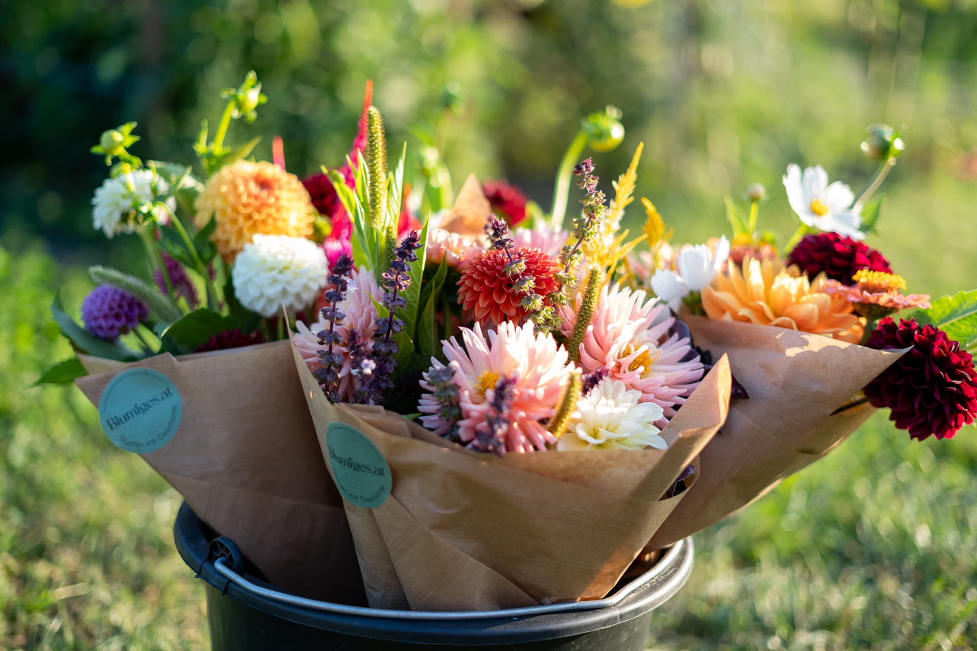 Eimer mit Blumenbünden in St. Pölten