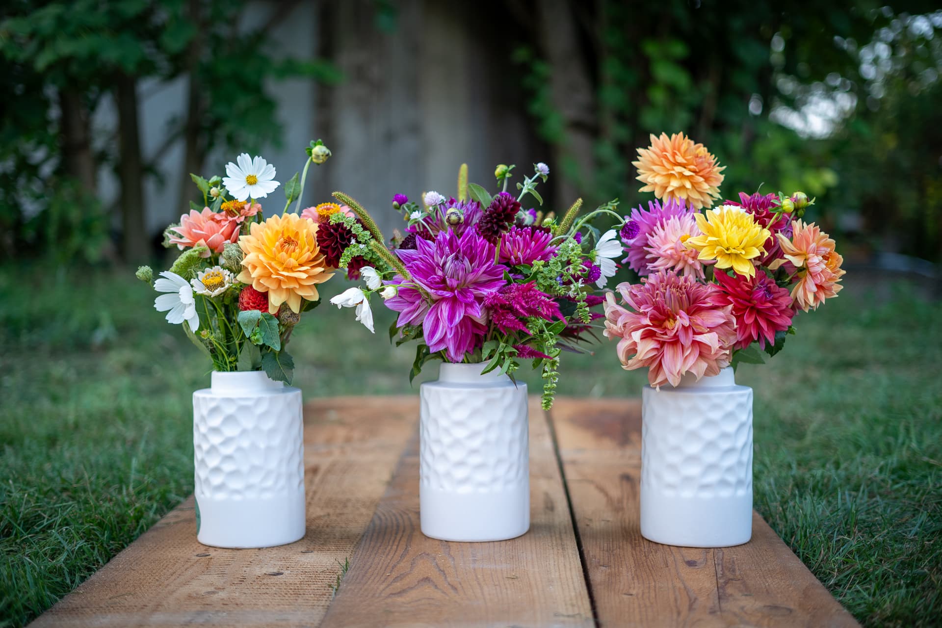 Bunter Blumenbund in Kraftpapier