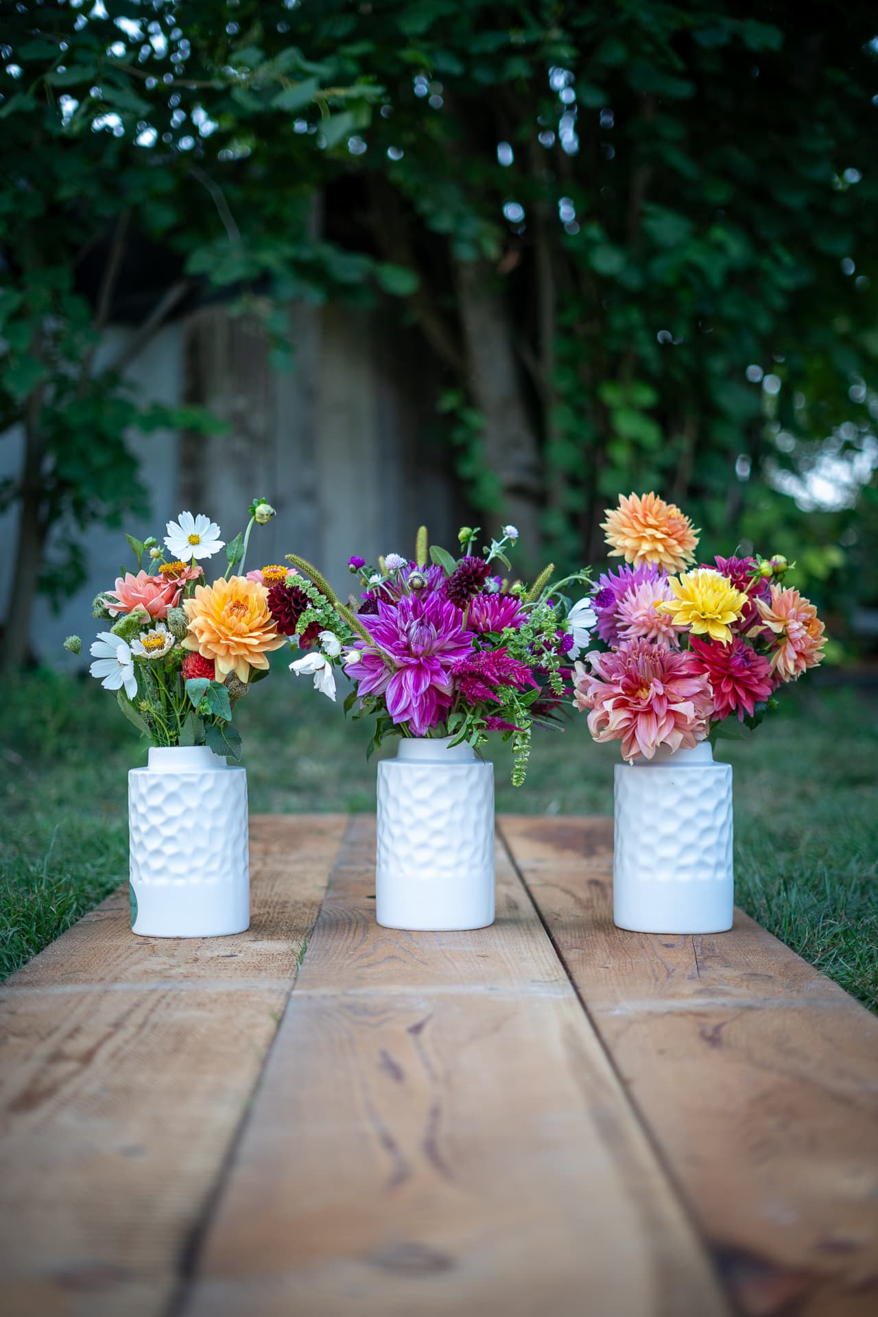 Vasen mit bunten Blumen
